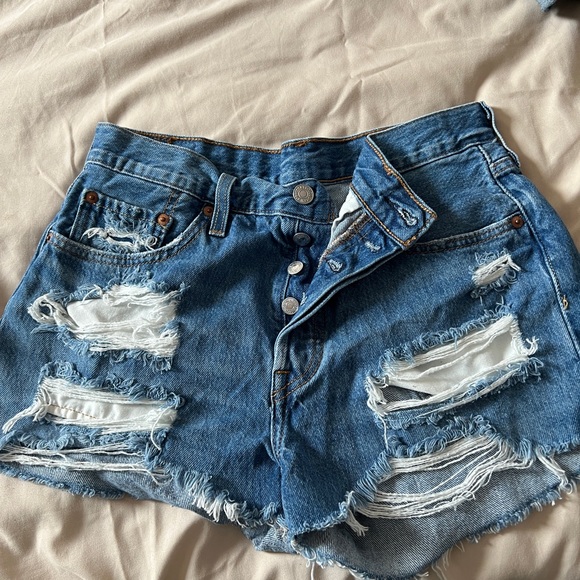 Distressed Levi’s shorts - Picture 2 of 2